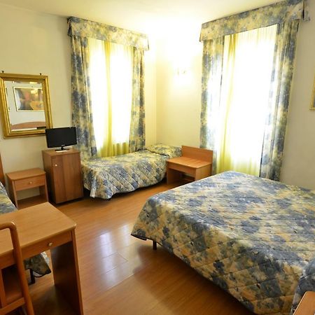 Hotel Tirreno Roma Esterno foto