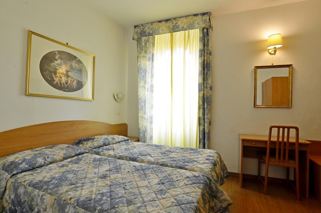 Hotel Tirreno Roma Esterno foto