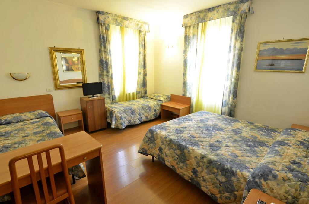 Hotel Tirreno Roma Esterno foto