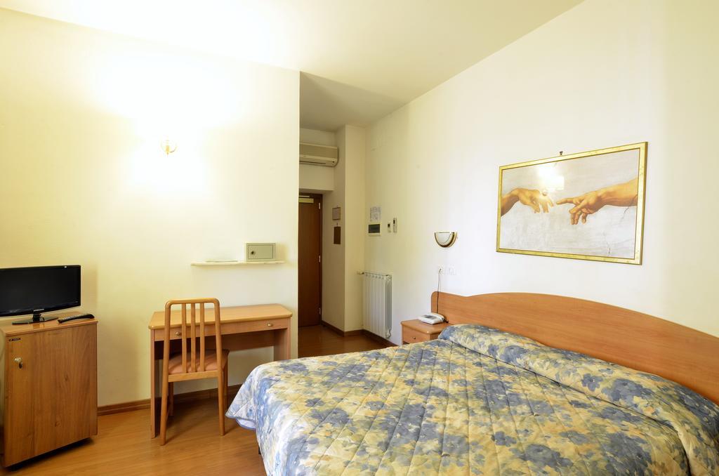Hotel Tirreno Roma Esterno foto