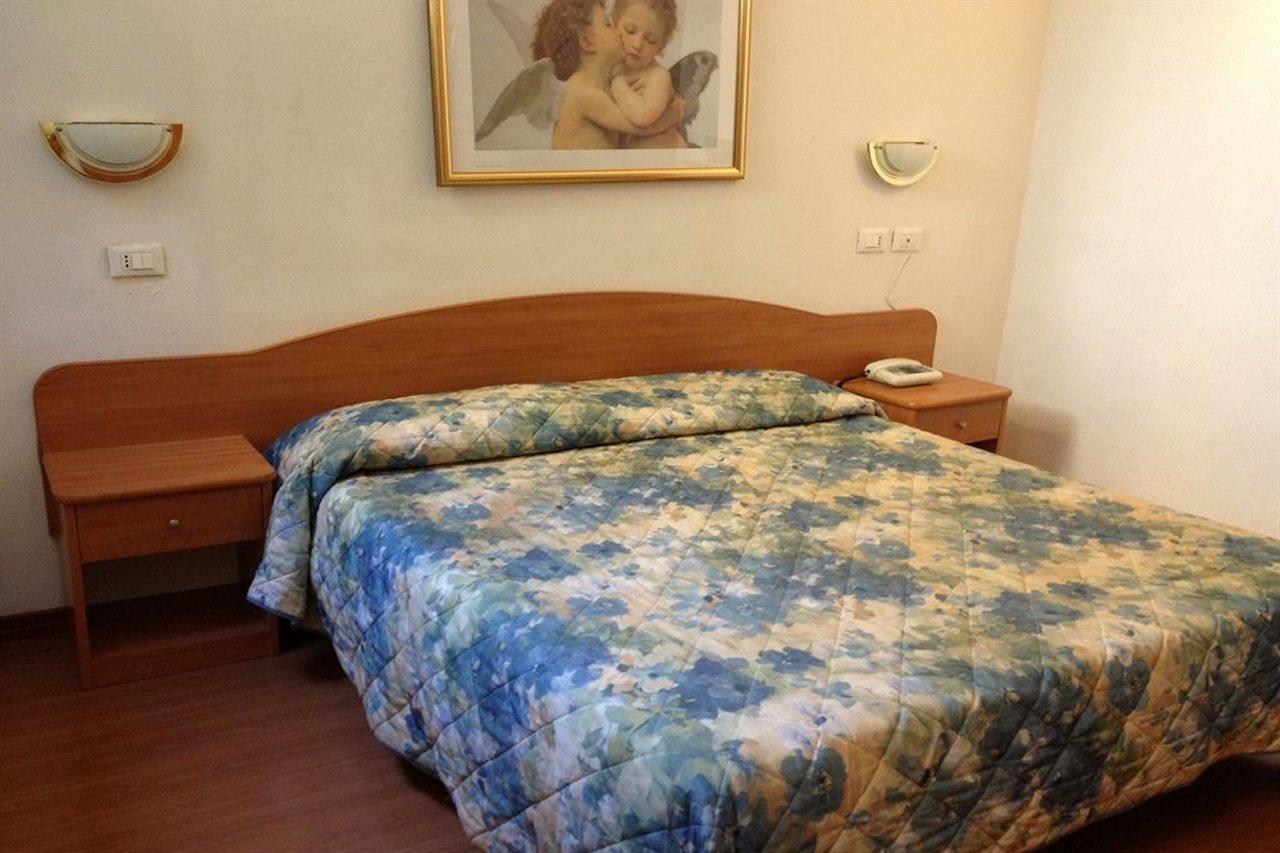 Hotel Tirreno Roma Esterno foto