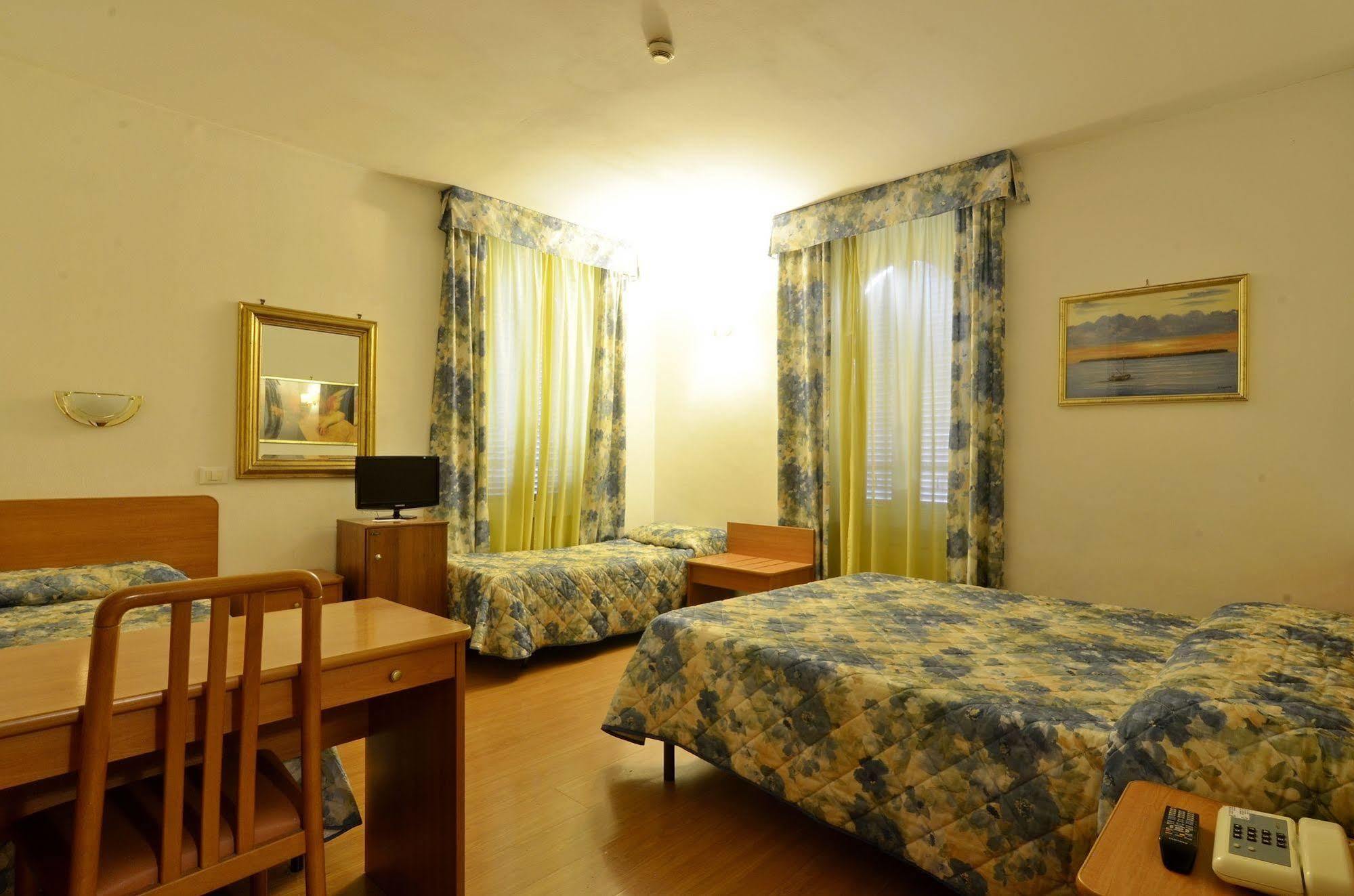 Hotel Tirreno Roma Esterno foto