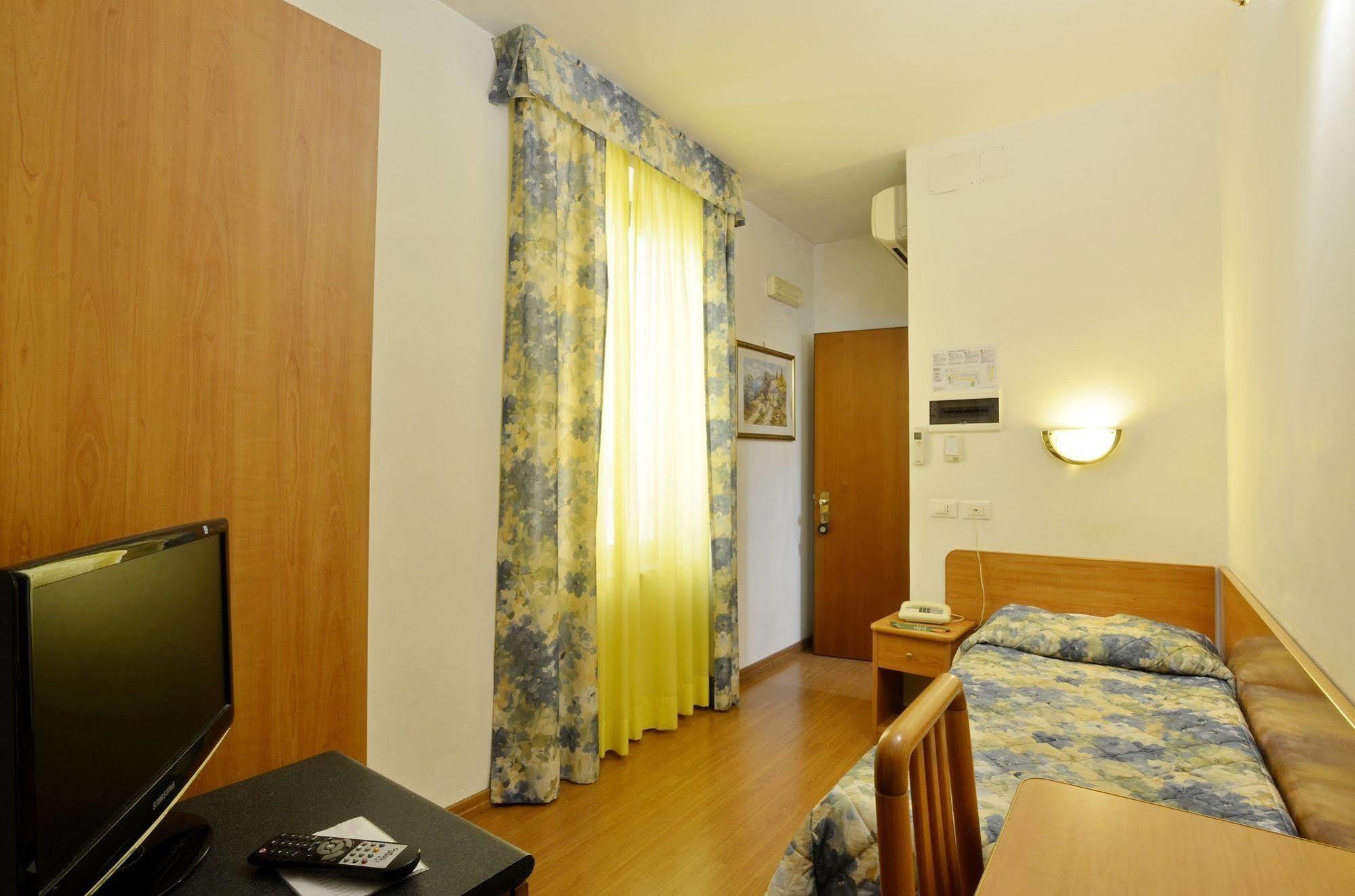 Hotel Tirreno Roma Esterno foto