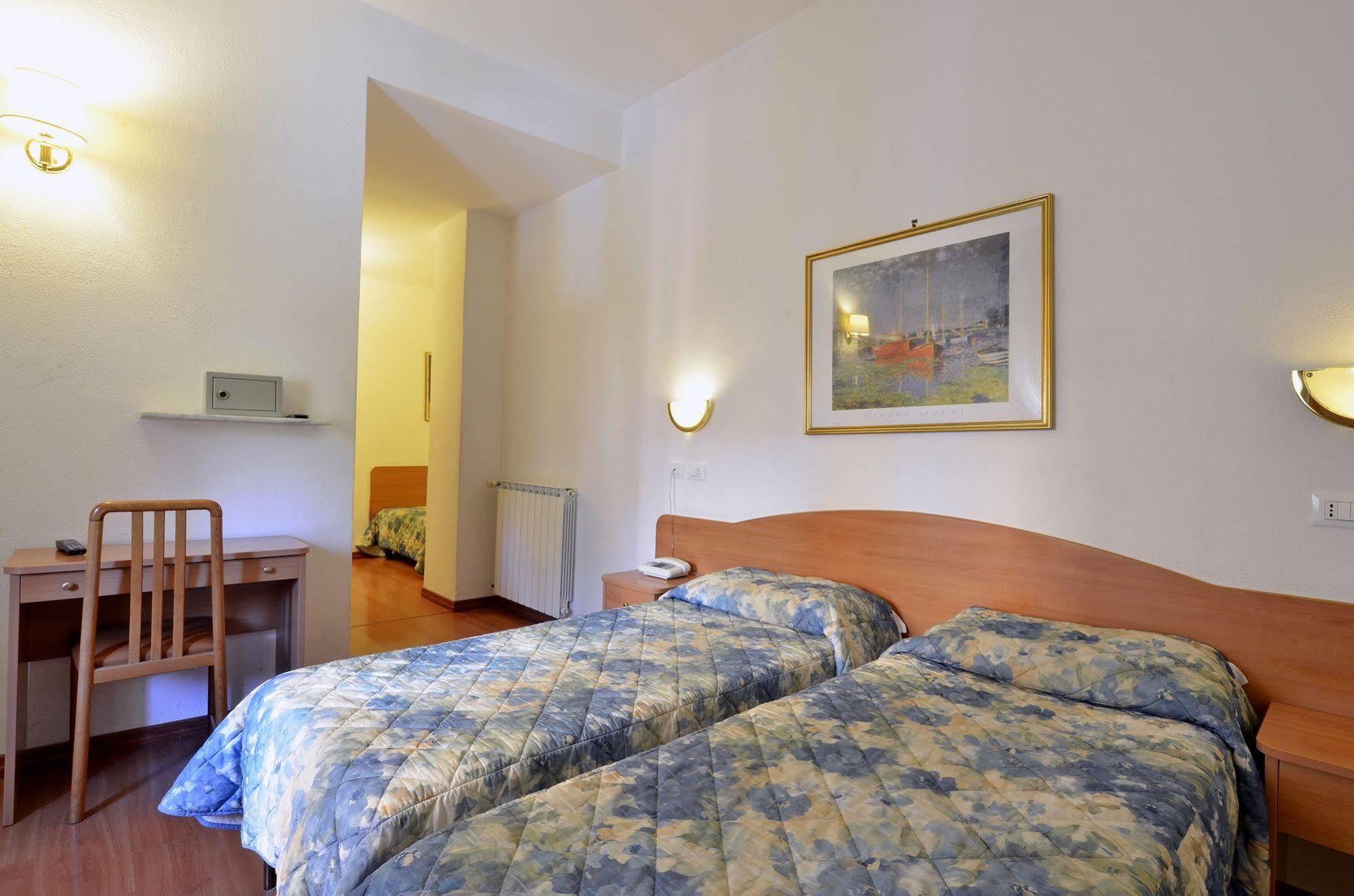 Hotel Tirreno Roma Esterno foto