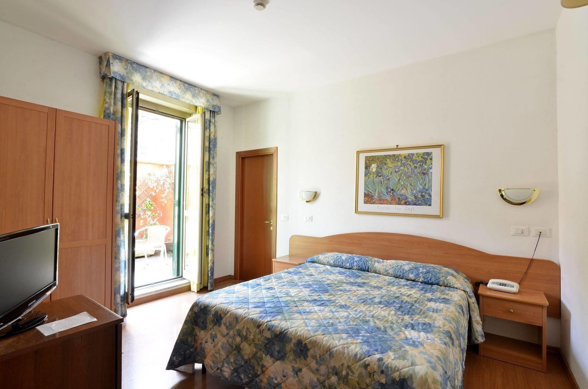 Hotel Tirreno Roma Esterno foto