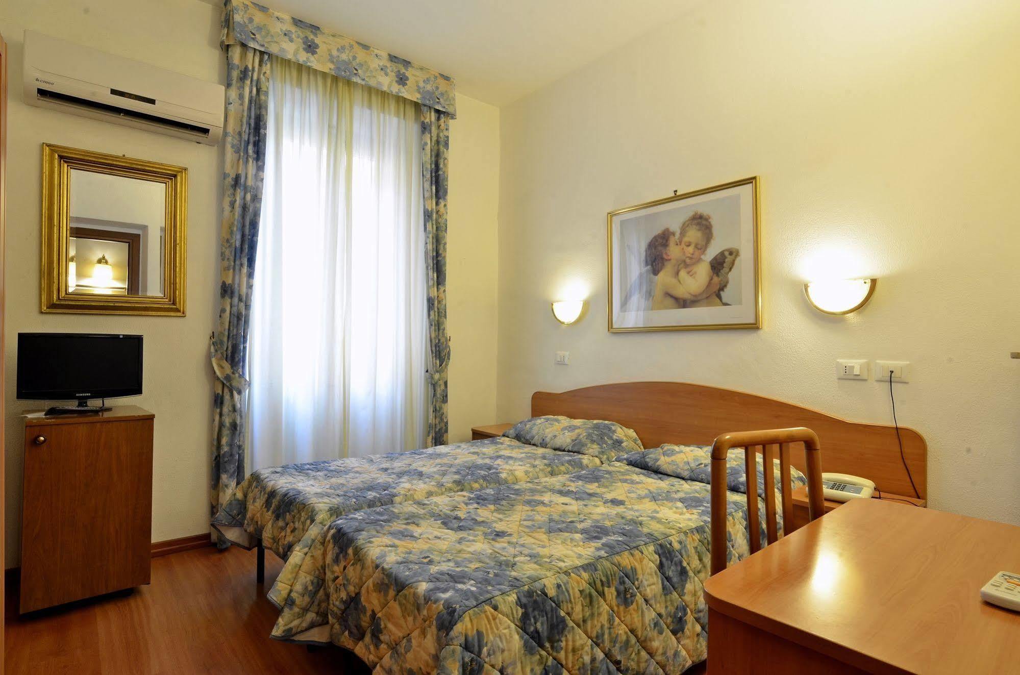 Hotel Tirreno Roma Esterno foto