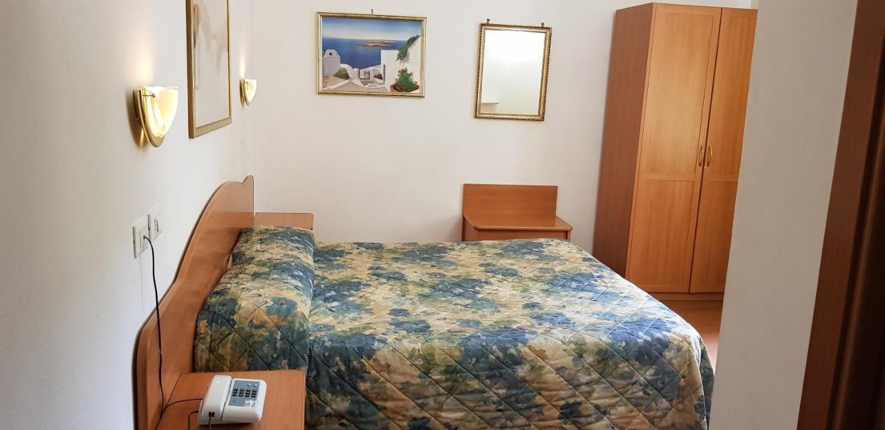 Hotel Tirreno Roma Esterno foto