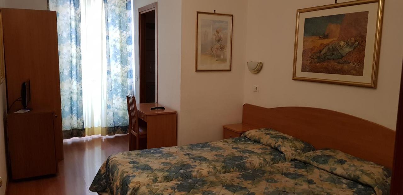 Hotel Tirreno Roma Esterno foto